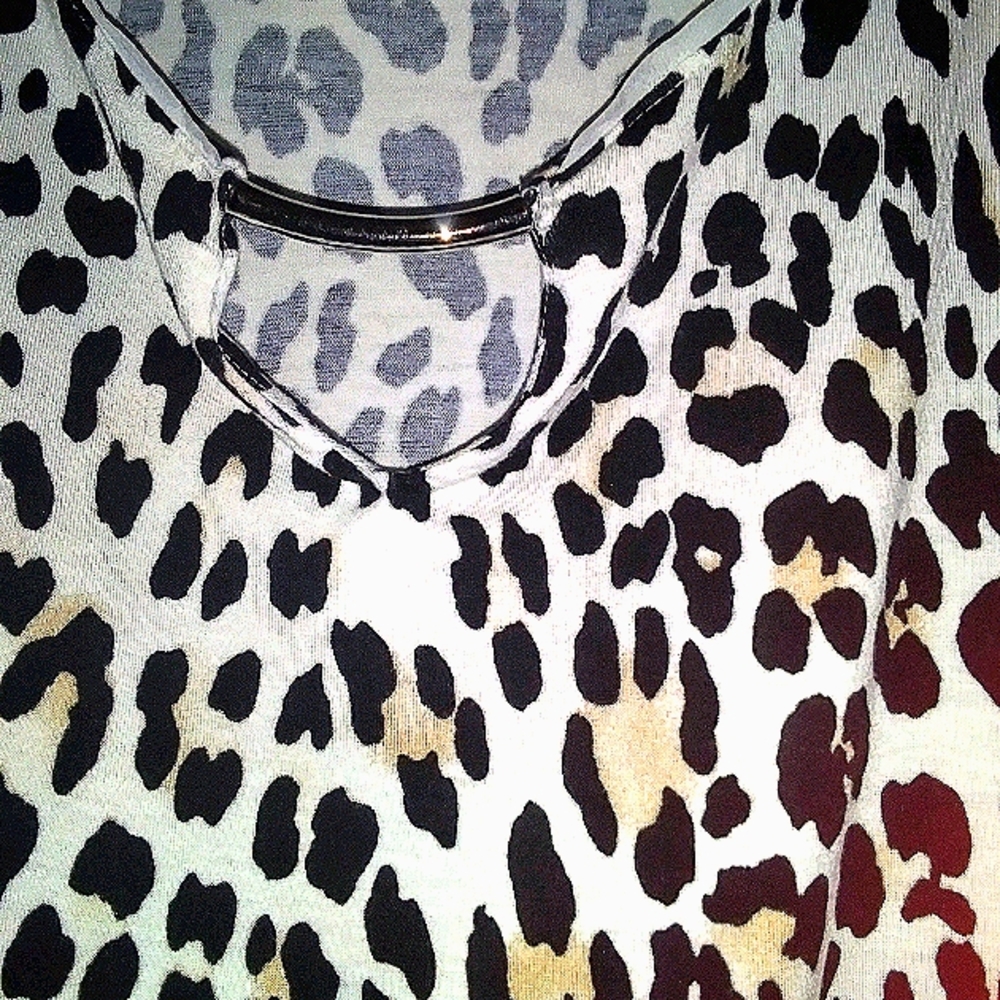 Leapord print, form-fitting,  silky 3/4 top